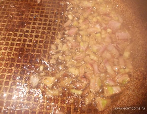 Для приготовления соуса,в сковороду,в которой жарилась грудка добавить мелко порезанные лук и чеснок. Обжариваем до золотистого цвета.