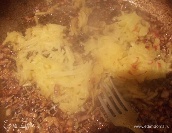 Затем добавляем потертое яблоко и выливаем лимонный сок, тушим 1 минуту.