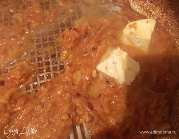 Затем добавляем сливочное масло,кетчуп,сахар,соль и парику. Немного протушиваем и снимаем с огня.