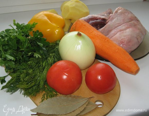 Баранину моем в холодной воде, кладем в кастрюлю, заливаем холодной водой, и ставим вариться.