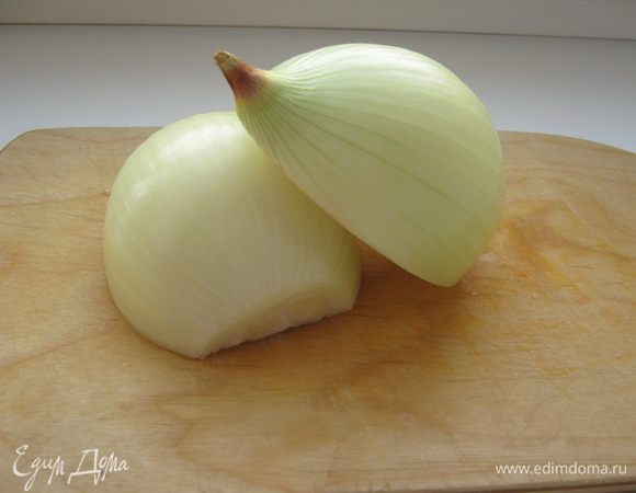 Примерно через час добавляем в бульон разрезанный на две части лук. Лук режем крупно или можно совсем не резать, чтобы его легче было выловить.
Как только он сварится вылавливаем его и нам он больше не понадобится. 