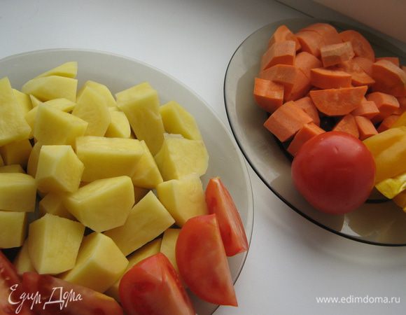 Солим бульон, добавляем туда же крупно нарезанные картофель и морковь.