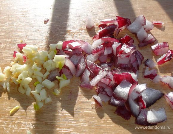 Очищаем лук, чеснок и мелко нарезаем,