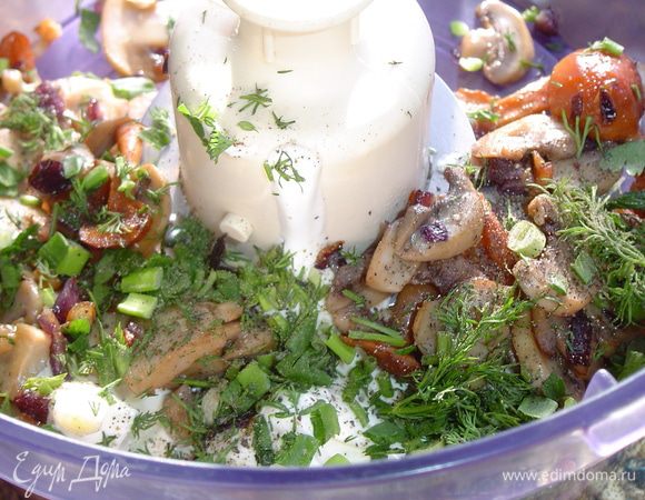 измельченную зелень, солим,перчим и измельчаем до однородной массы с помощью блендера.