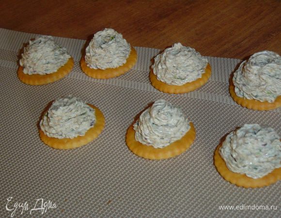 Берем крекеры и на них, с помощью кондитерского мешка, отсаживаем сырно-грибную массу.