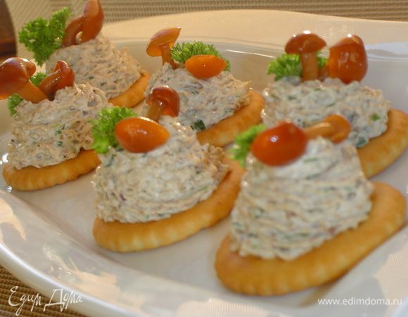 Украшаем опятами и веточками петрушки.