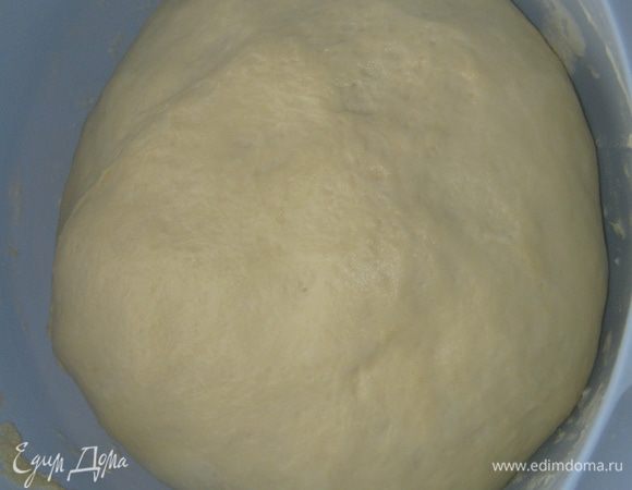 Готовое тесто делим на две равные части. Одну часть оставляем для пирога, а другую убираем для другого пирога. Тесто должно быть таким как на фото.