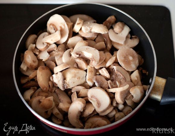  Грибы обжариваем до полного выпаривания влаги.