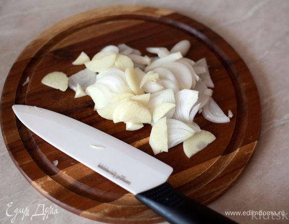 Нарезаем лук и чеснок любым любимым способом.