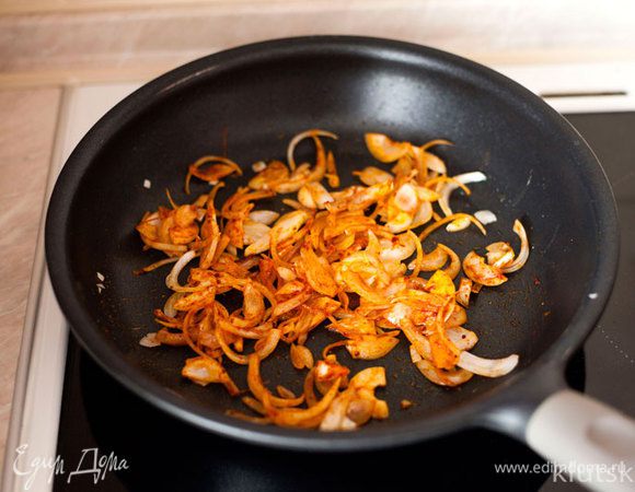 В сковороде разогреваем небольшое количество оливкового масла. Добавляем лук, чеснок, 1 ч. л. карри, копчёную паприку и перемешиваем. Жарим 7 минут на среднем огне. Затем перекладываем на тарелку.
