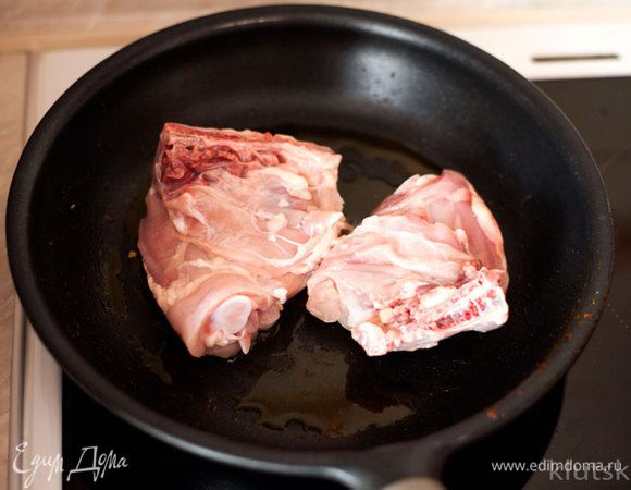 В этой же сковороде, добавив небольшое количество оливкового масла, обжариваем курицу. По 2-3 минуты с каждой стороны.