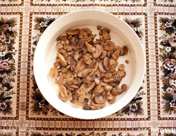 Разогреваем духовку до 220С. В огнеупорную форму выкладываем слой грибов.