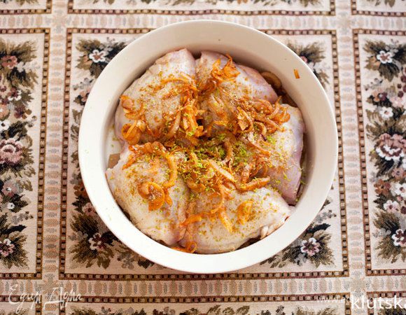 Посыпаем оставшимся карри, порошком манго. Выкладываем лук и чеснок. Добавляем цедру лайма.