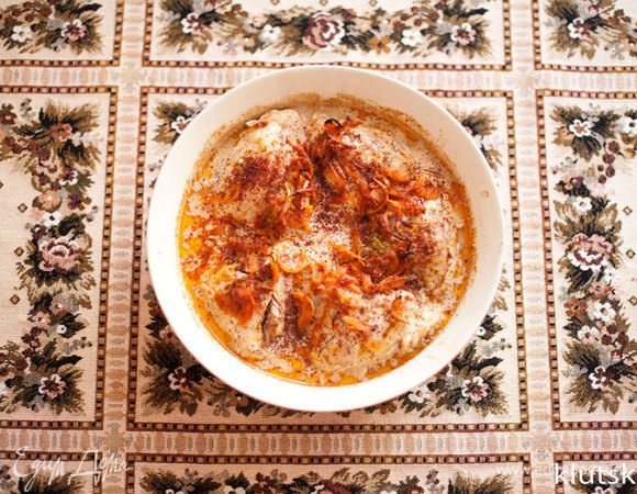 Отправляем в духовку на 30-35 минут. Если в процессе лук начнёт подгорать, накройте форму фольгой. Перед подачей посыпать сумахом.