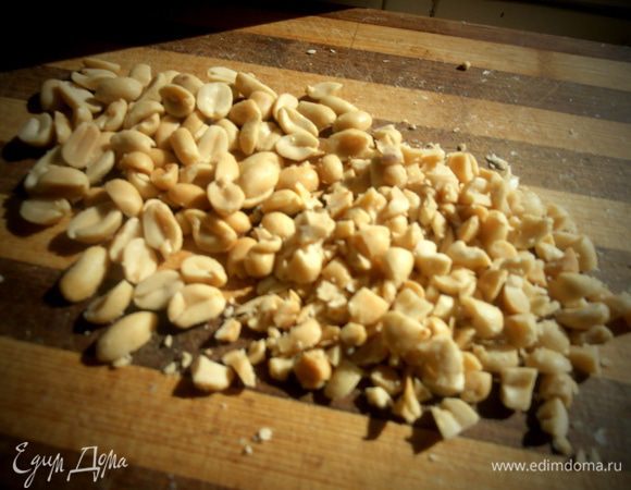 Арахис у меня уже куплен подсоленный и обжаренный,но это не обязательно!Поэтому соль я не добавляла больше...Слегка порубить орешки.