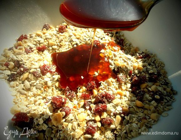 Вместо мёда я люблю добавить солодовый экстракт...О нём я уже писала,что похож по структуре и вкусу на мёд,только менее сладкий,но более тёмный.Рекомендуется спортсменам,детям,людям после болезни и даже беременным для прилива сил и энергии!!!