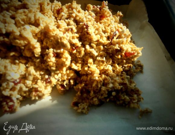 В форму размером 25/16 см на дно стелим пергамент и выкладываем всю смесь ровным слоем...