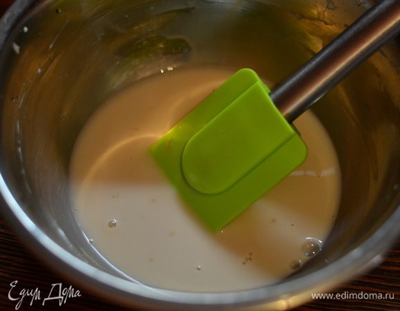 Готовим опару. Смешиваем дрожжи, теплое молоко, воду и сахар, ставим в теплое место на 10-20 минут. Опара будет готова, когда увеличится в обьеме в 2 раза.