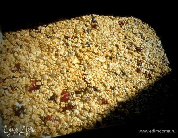 Удобно прижимать гранулы мокрой ложкой,чтобы не прилипало!Сверху можно тоже посыпать корицей.