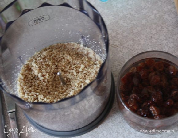 Сначала нужно замочть изюм в кипятке на 5-10 минут. Грецкие орехи измельчить или порубить.Затем изюм просушить,добавить щепотку муки и перемешать с орехами. Теперь займемся карамельной "водой".