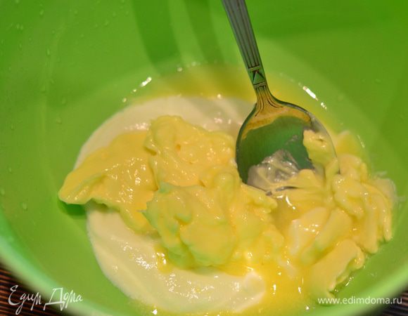 Смешиваем йогурт, мягкое сливочное масло, соль, пекарсикий порошок,