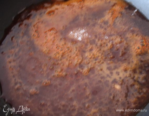 Сахар насыпем на сковороду. Нагреваем на среднем огне, пока не образуется карамель.