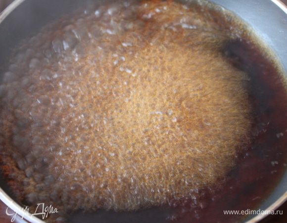 Затем тонкой струйкой нальем теплую воду и будем варить, пока карамель не растворится.