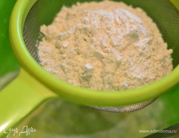 добавляем 100 грамм просеянной муки и соединяем с опарой.