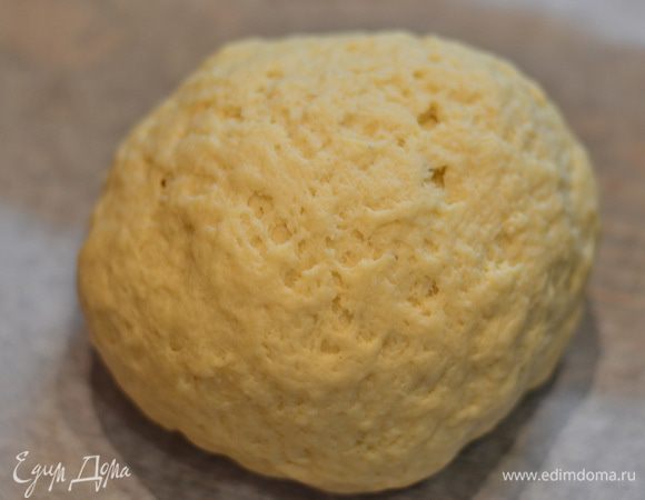 Затем добавляем остальную просеянную муку и хорошо (в ручную) замешиваем тесто. Накрываем емкость полотенцем и ставим в теплое место на 2-3 часа. 