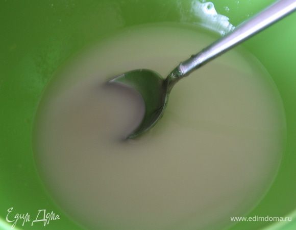 Смешайте масло, мед, ванильный сахар и мед.