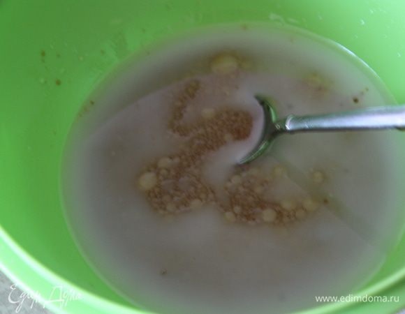 Влейте теплую карамельную воду и перемешайте.