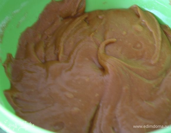 Теперь всыпаем муку, смешанную с разрыхлителем, в несколько заходов,пока тесто не станет похожим по консистенции на густую сметану.