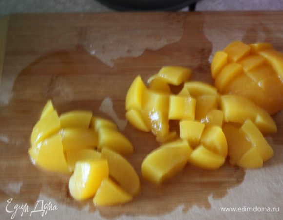 Нарежьте персики небольшими кусочками.
