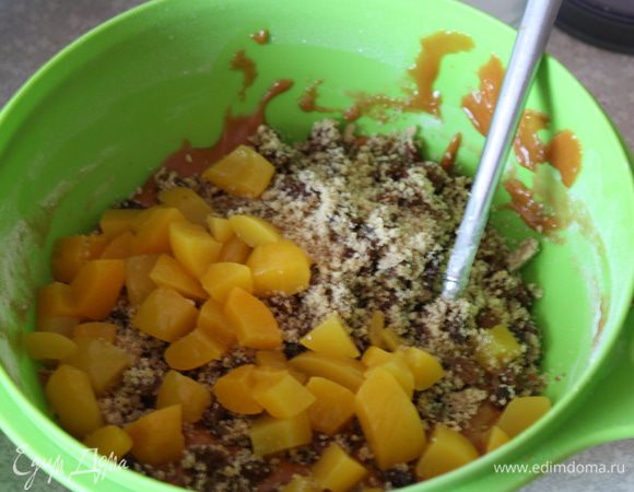 Добавляем орешки с изюмом, персики и все перемешиваем.