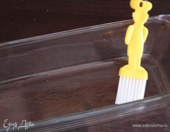 Форму смазываем растительным маслом и присыпаем мукой.