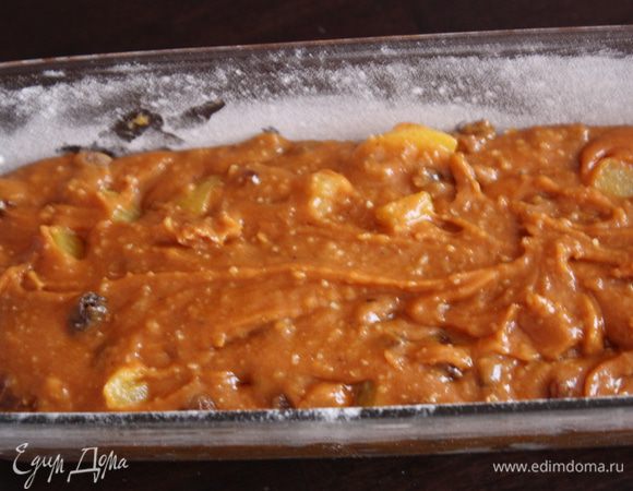 Выливаем тесто в форму и ставим в разогретую до 180 градусов духовку на 45-50 минут. Я через 20 минут накрыла сверху пергаментом,чтобы не горел.