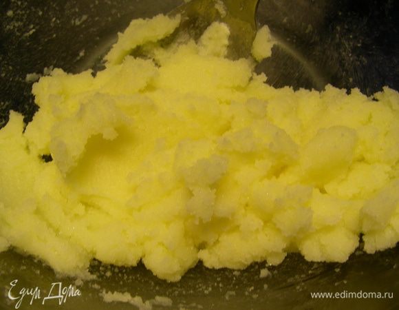 Масло взбиваем с сахаром до кремообразного состояния. (У меня в этот раз дома было прохладно и масло недостаточно прогрелось, поэтому на первом этапе оно неохотно смешивалось, но потом все встало на свои места).
