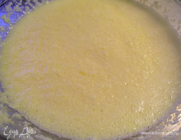 Вводим по одному яйца, взбивая после каждого.
