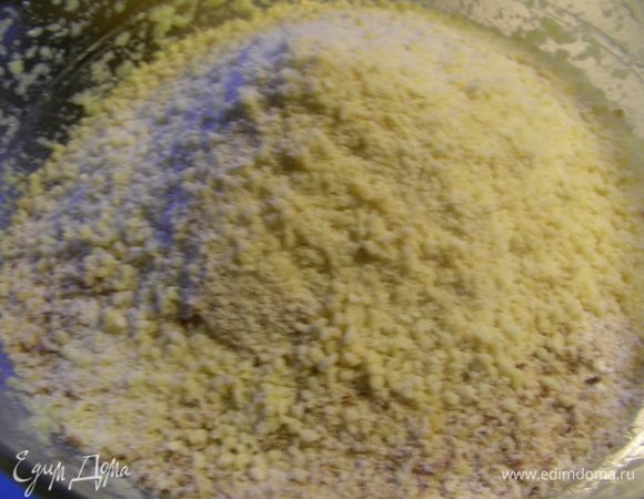Муку смешиваем с разрыхлителем и вводим ее в масляную смесь. Одновременно добавляем оба вида орехов. Перемешиваем.
