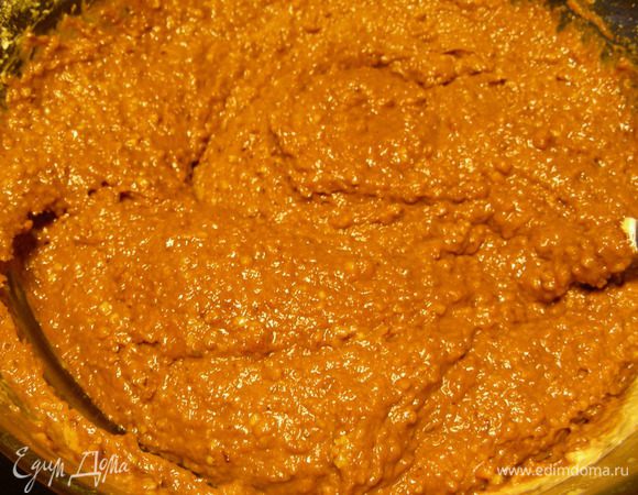 Добавляем растопленный шоколад, ванильный экстракт и сметану. Все хорошо перемешиваем. 
