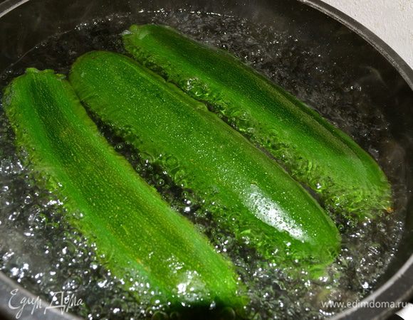 Кабачки отварить в слегка подсоленной воде около 10 минут.