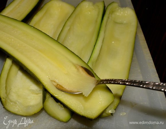 Кабачки слить и немного остудить. Затем, разрезать их вдоль и пополам. Помогая себе чайной ложкой, удалить мякоть из кабачка. Наши кабачки начинают напоминать "лодочки". 