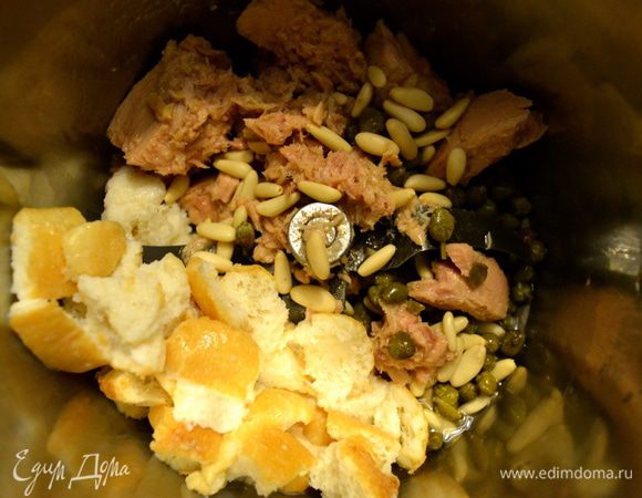 Тем временем, смешать в миксере замоченный и отжатый хлеб, тунца, кедровые орешки и каперсы. У нас должна получиться достаточно однородная масса.   