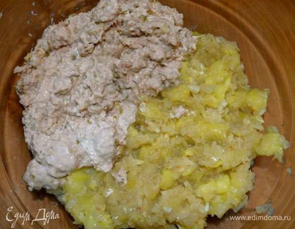 Включить духовку на 180 С. Во вместительной миске смешиваем луково-кабачковое содержимое сковороды с полученной смесью из миксера )) 