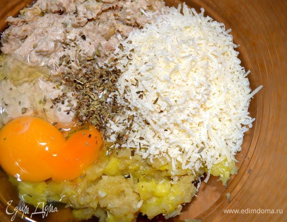 Добавляем тертый сыр (пармезан), яйца (у меня одно крупное) и свежий майоран, если нет свежего, то сухой (как в моем случае).
