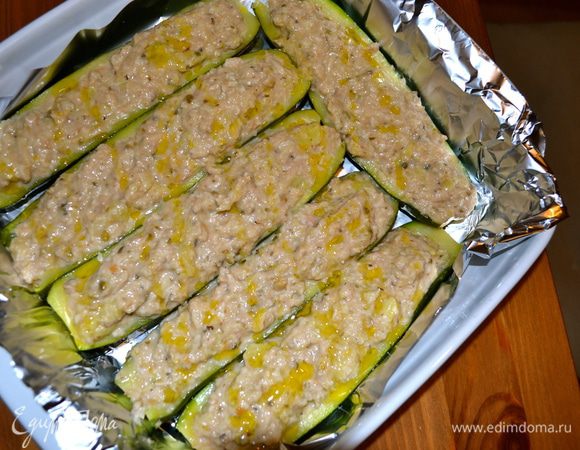 Форму для выпечки смазать оливковым маслом... Я накрыла пищевой фольгой... Аккуратно начинить полученной смесью половинки цуккини и выложить их в форму. Сверху сбрызнуть немного маслом. 