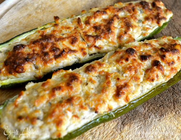 Перед подачей дать постоять минут 10. Наслаждаться кабачками в теплом виде! )) Хотя, если остывшие, но не из холодильника - тоже очень вкусно!..  