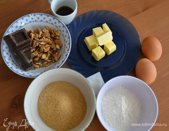 Включить духовку на 180 С. Форму для выпечки смазать маслом. Можно дополнительно застелить пищевой фольгой. 
Необходимые нам для основы брауни продукты... 
    