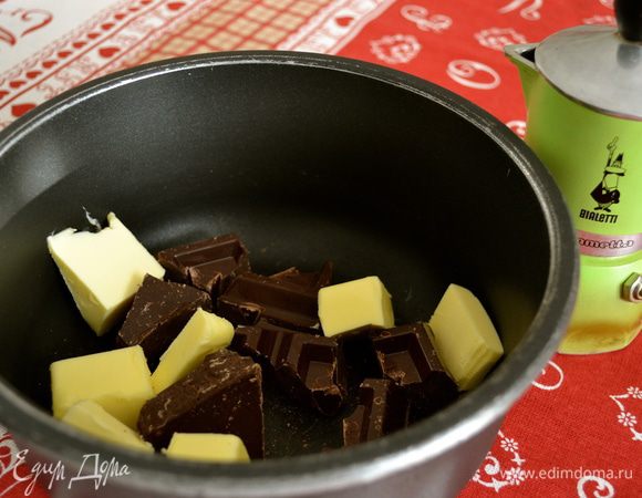 Для брауни, на водяной бане (или в микроволновой печи) растопить шоколад со сливочным маслом и кофе. Помешивать, чтобы не было комочков.  