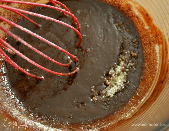 Перелить шоколадную массу в объемную миску и остудить до комнатной температуры. Добавить сахар и ванилин и как следует перемешать до растворения сахара.  